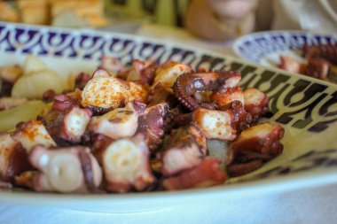 Pulpo a feira ya da ahtapot biber ve zeytinyağı çok lezzetli ve sağlıklıdır.