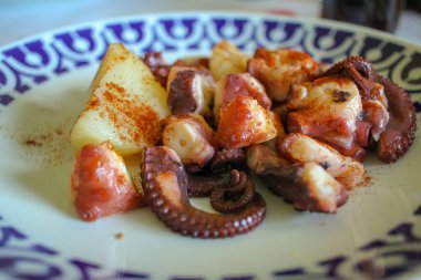 İspanya, Galiçya 'da patatesli ahtapot.