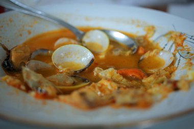 Akşam yemeğinde balık çorbası içiyorum.