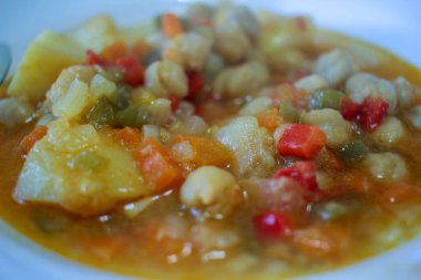 Patates ve sebzeli nohut yahnisi.