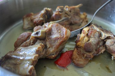 Kuzu güveci ve kırmızı biber.