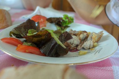 Evde kırmızı biberli kuzu eti ve salata