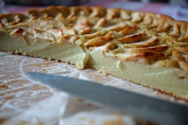 Evde yapılmış lezzetli bir elmalı turta kesiyorum.