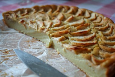 Evde organik elmalarla yapılan lezzetli elmalı turta.