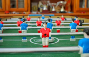 Masa futbolu maçı mavi ve kırmızı takımlar arasında yapılacak.