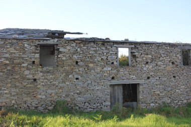 İspanya 'nın Galiçya kıyısında terk edilmiş eski bir ev.