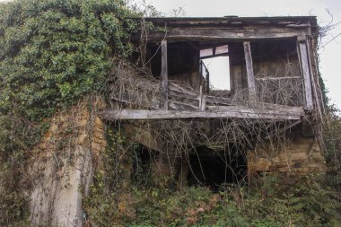 İspanya 'da doğanın ortasında terk edilmiş eski bir ev.