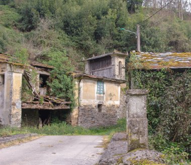 İspanya, Galiçya 'da terk edilmiş bir grup eski ev.