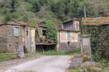 İspanya, Galiçya 'da terk edilmiş bir grup eski ev.