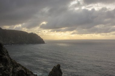 Galiçya, İspanya 'da Cape Ortegal' de bulutlu bir gün batımı
