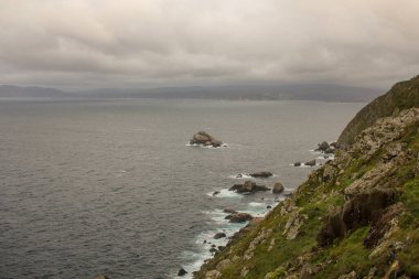 Galiçya, İspanya 'da Cape Ortegal' in önündeki küçük adalar