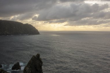 Cape Ortegal yakınlarında Atlantik Denizi 'nde gün batımı