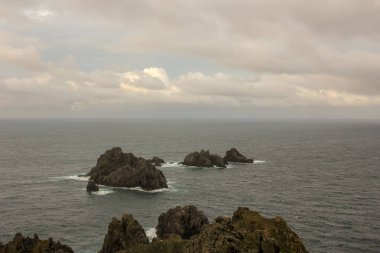 Atlas Okyanusu 'ndaki kayalar Ortegal Burnu, Galiçya, İspanya