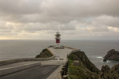 Cape Ortegal 'deki deniz feneri, Galiçya, İspanya gün batımında