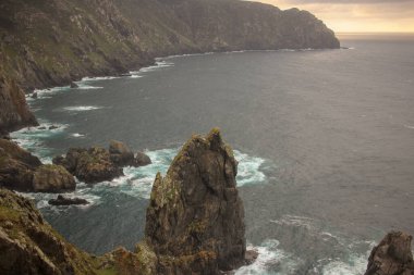 Cape Ortegal 'de kayalıklar ve gün batımı, İspanya' da Atlantik Okyanusu