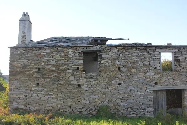 Galiçya, İspanya 'da terk edilmiş bir ev.