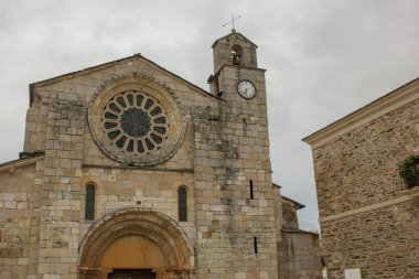 İspanya, Galiçya 'da bir sonbahar öğleden sonrasında Meira Kilisesi