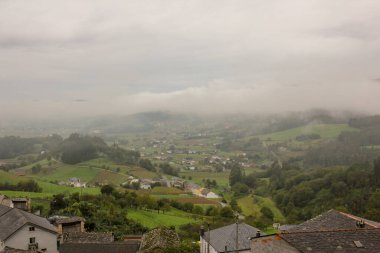 İspanya 'daki Lourenza vadisinde sis var.