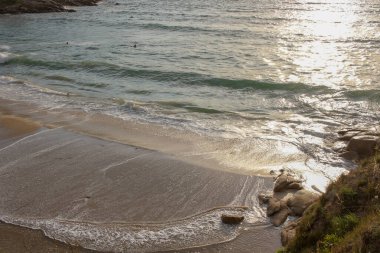 Gün batımında kumsalda dalgalar