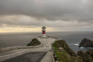 İspanya 'daki Atlantik Denizi' ndeki Cape Ortegal 'deki deniz fenerine giden yol.