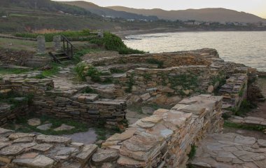Castro de Fazouro İspanya 'nın Galiçya kentinde, Cantabrian Denizi kıyısında yer almaktadır.