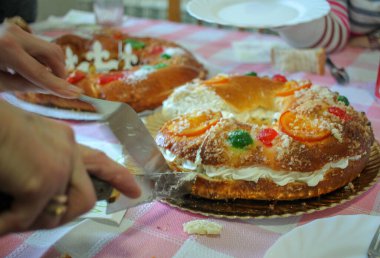 Bir porsiyon epifani keki servis ediyorum.