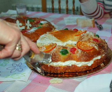 Epifani kekinin bir kısmını kesiyorum.
