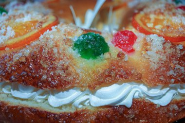 Epifani kekin üzerinde lezzetli meyve ve şeker