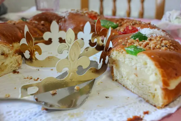 Üzerinde krema ve meyve olan harika bir tezahür pastası.