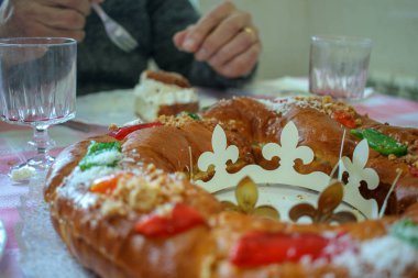 Kremayla dolu Epiphany pastası yemenin zevki