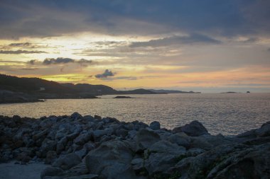 İspanya, Burela 'da, Cantabrian denizinde ilham verici bir gün batımı.