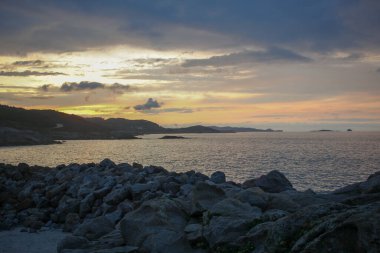 İspanya, Burela 'da Cantabria Denizi' nde gün batımı