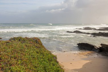 Bir sonbahar akşamında Cantabria denizinde dalgalar