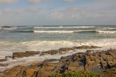 Güneşli ve rüzgarlı bir günde Cantabria denizinde dalgalar
