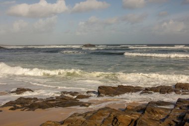 Fırtınalı bir günde Cantabria denizinde büyük dalgalar