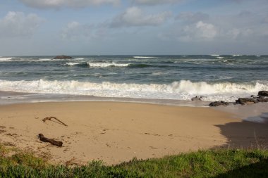 Ekim 'de Cantabrian kıyılarında dalgalı deniz