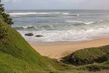 İspanya 'da bir Cantabrian plajında şiddetli rüzgârlı bir günde dalgalar