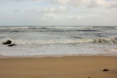 Cantabrian denizinde dalgalı bir deniz