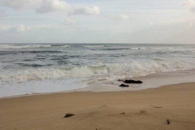 Galiçya 'nın kuzeyinde bir Cantabria denizinde dalgalı deniz, İspanya