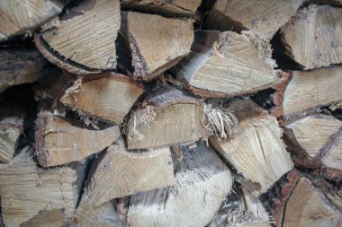 Sert bir kış için evde odun yığını