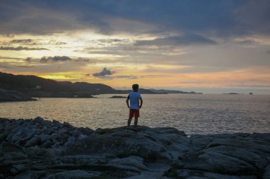 Çocukluk Merakı: Deniz 'in Günbatımına Bakmak