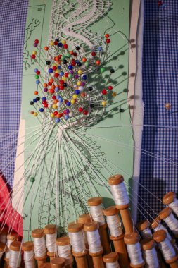 Onurlu Zanaat: Kıdemli Ellerde Bobbin Dantelli Sihir