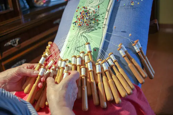 Fingers Dancing: An Octogenarian\'s Bobbin Lace Passion
