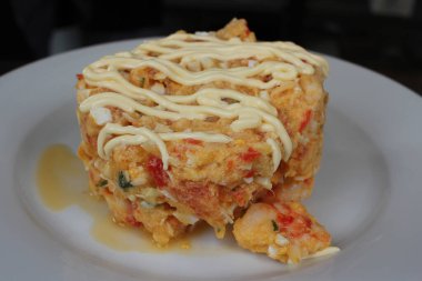 Ton balığı, sebze ve mayonezden yapılmış lezzetli bir salata.