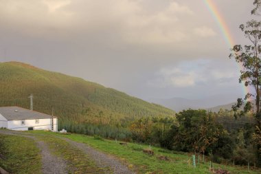 İspanya Valadouro dağlarında yağmurlu ve güneşli bir gün