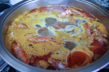 Mutfak serüveni denizin özüyle dolu bir tencere kenarına dönüşür. Ev yapımı balık, dolgun karides ve taze sebzelerle zenginleştirilir. Kaynayan senfoni, siyah pirinç tanelerindeki lezzetin derinliğini arttırmayı vaat ediyor.