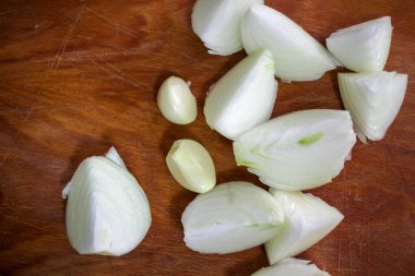 Soğan ve sarımsak pilav yapmaya hazır.