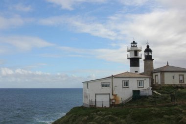 İspanya 'da Cantabrian Denizi' ndeki San Cibrao deniz feneri manzarası