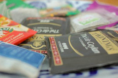 Burela, İspanya - 03 03 03 2023: Kahvaltı için birkaç poşet çay