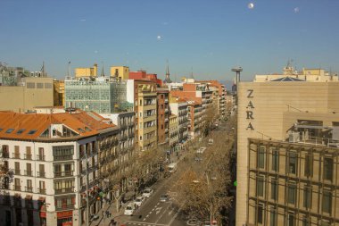 Madrid, İspanya - 02: 20 2023: Goya 'daki El Corte Ingles binasından Madrid' de bir sokak manzarası